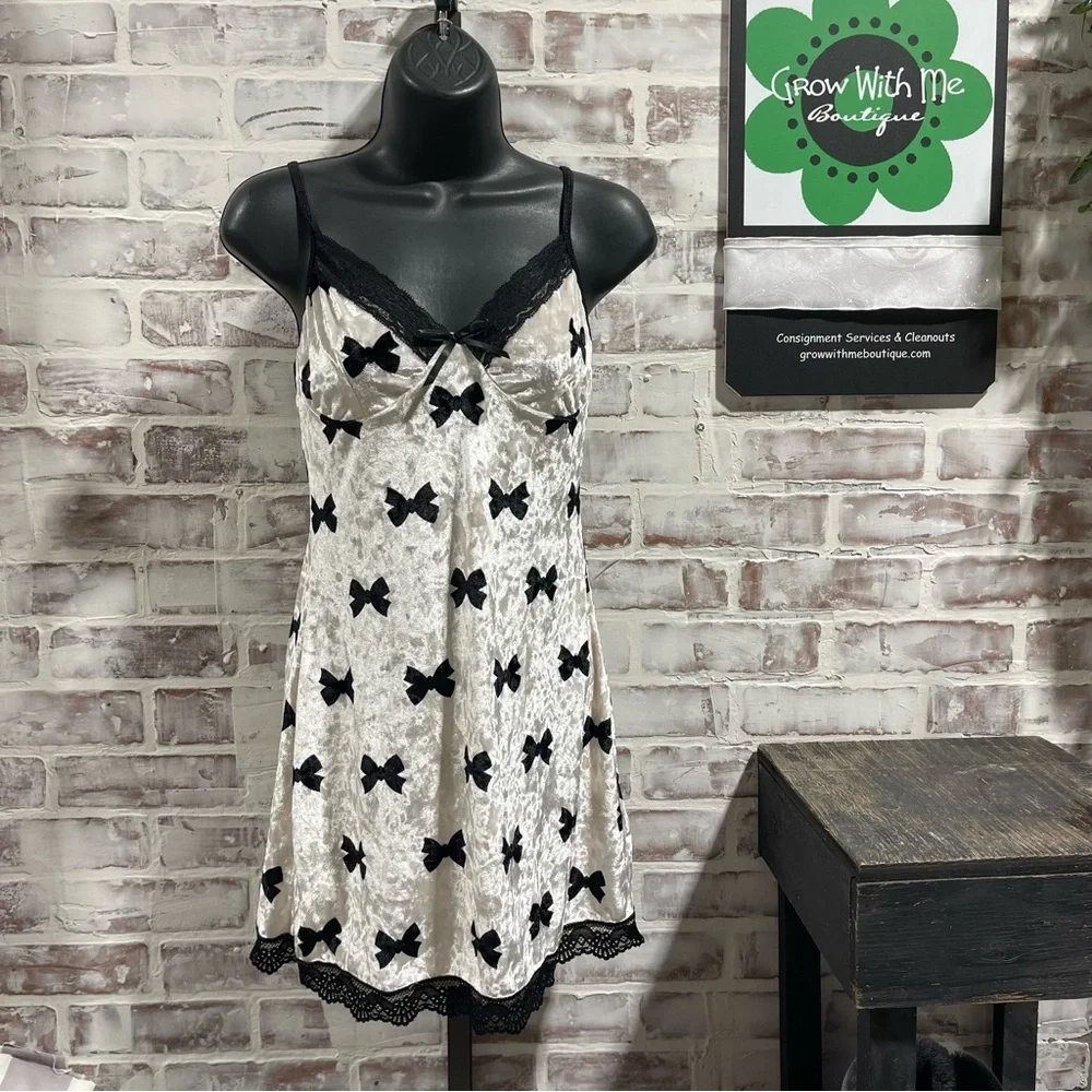 Elegant Black and White Lace Chemise Womens small